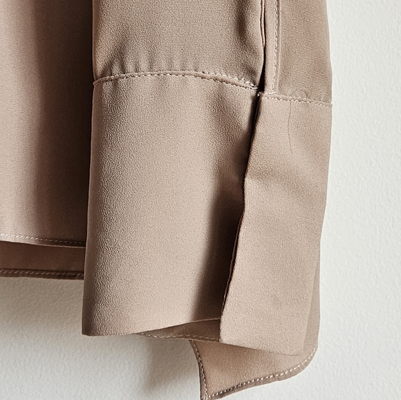 Olivaceous Collared V-Neck Blouse in Women's Small - Picture 14 of 16